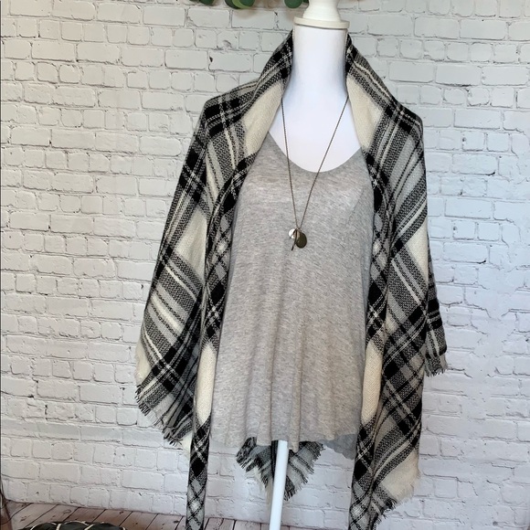 Super soft oversized blanket scarf from ModCloth - Picture 3 of 10